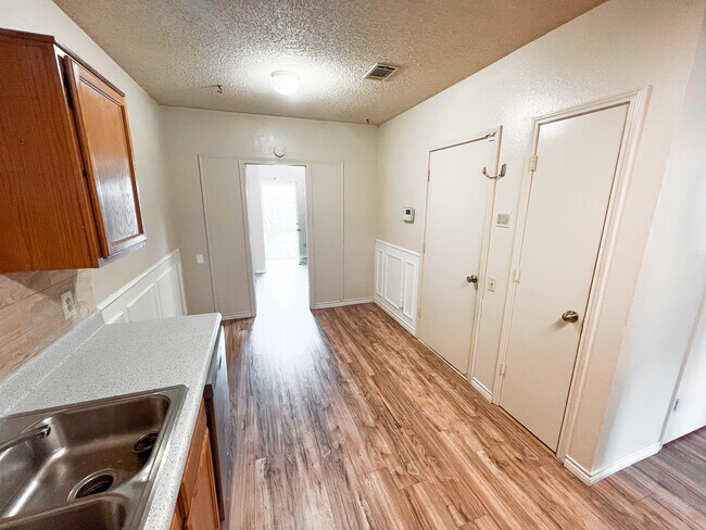 Building Photo - 1504 Beach Ln