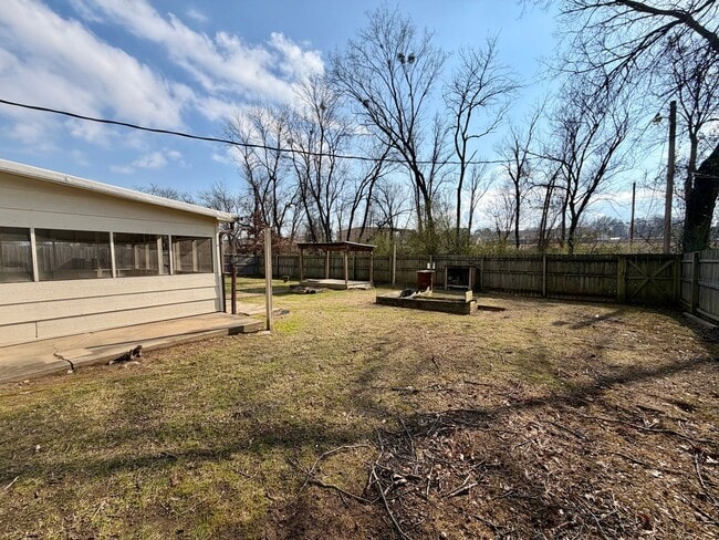 Building Photo - 904 Hillside Dr