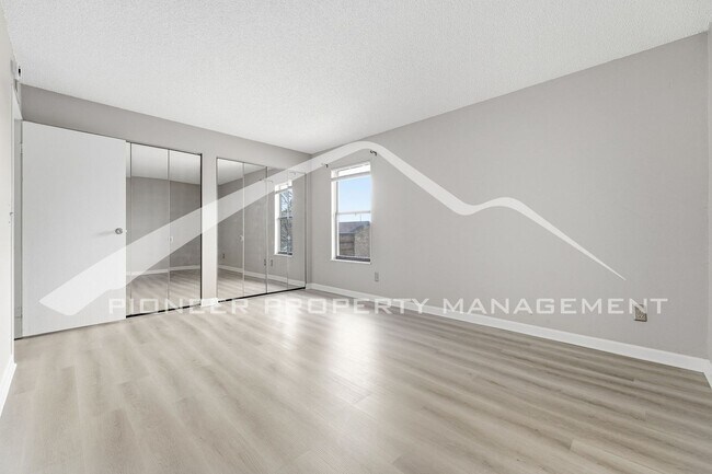 Building Photo - Great Condo with Central AC and Community Pool