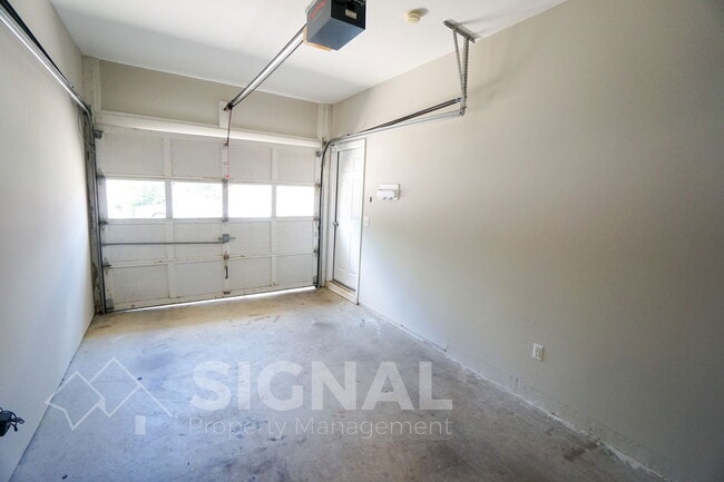 Building Photo - 2825 7 Oaks Cir