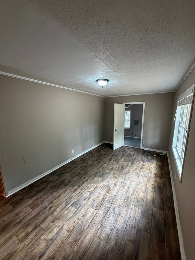 Building Photo - 4 bed 1 bath home