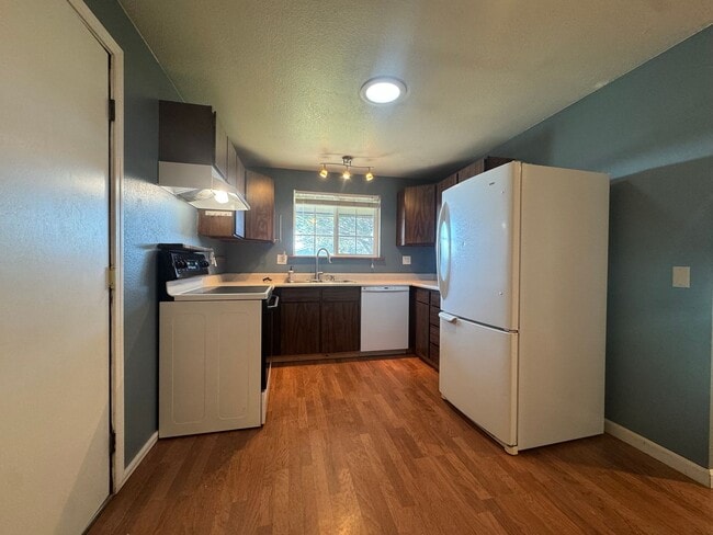 Building Photo - Great YARD! Charming 3 Bedroom / 2 Bath Home with a garage and McKinleyville