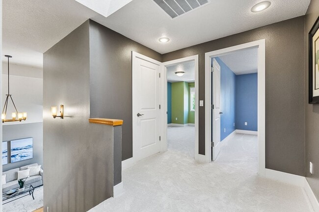 Building Photo - Month to Month Beautiful Spacious 3bed 2.5...