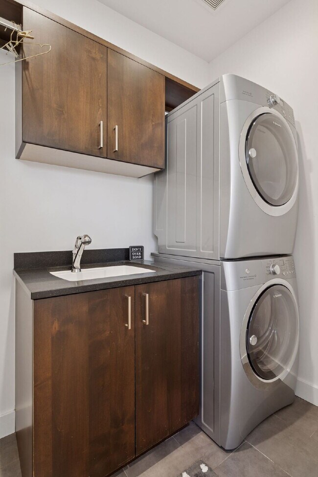 Building Photo - Spacious 5-Bed / 4-Bath home in LoHi for rent
