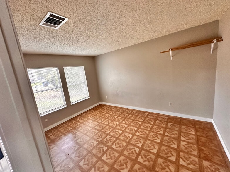 Building Photo - Room in House on Heyerdahl Dr