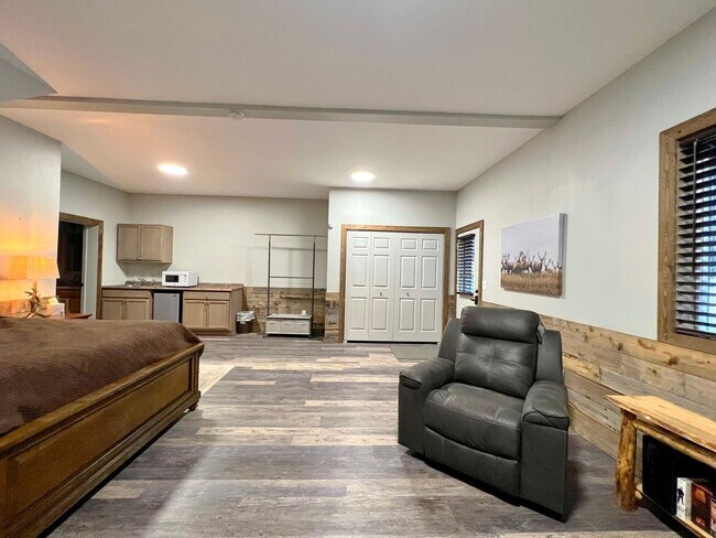Building Photo - ** SEASONAL RENTAL ** YOUR ALASKAN CABIN I...
