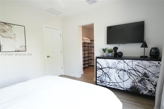 Building Photo - 211 SE 4th St