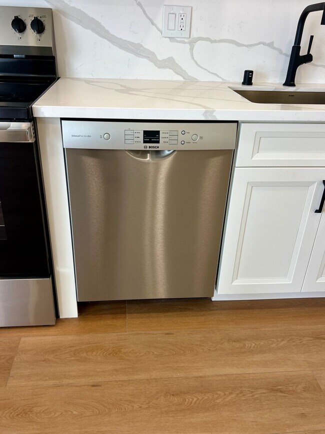 Building Photo - Light, bright & all NEW inside. Beautiful upgrades in this naturally bright 2 bd, 1 ba unit with ...