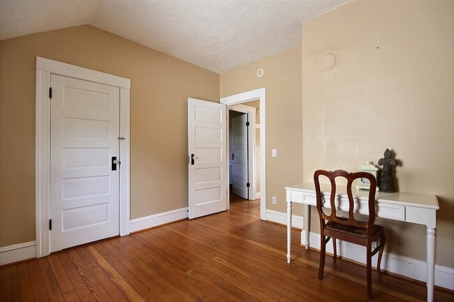 Building Photo - Charming Victorian home with private driveway