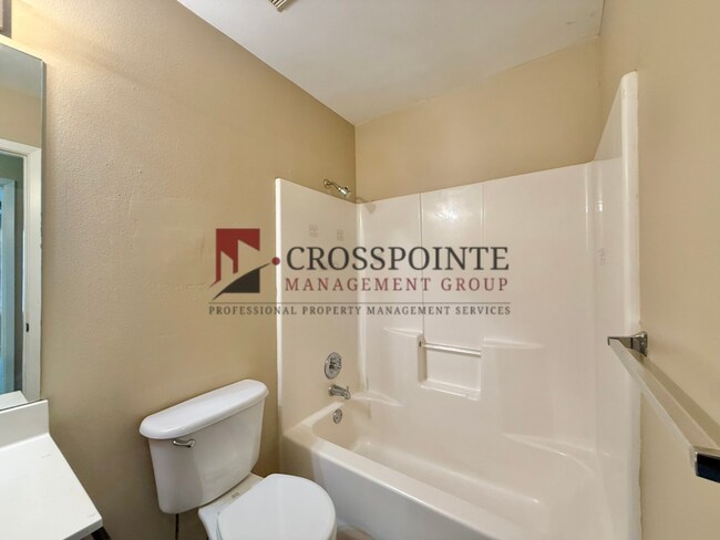 Building Photo - 211 Willowbrook Ln