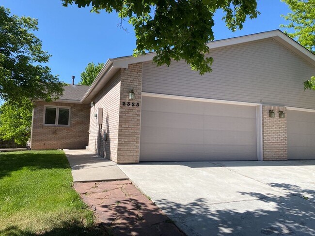 Building Photo - 4 Bed 3 Bath Patio Style Duplex in West Fort Collins