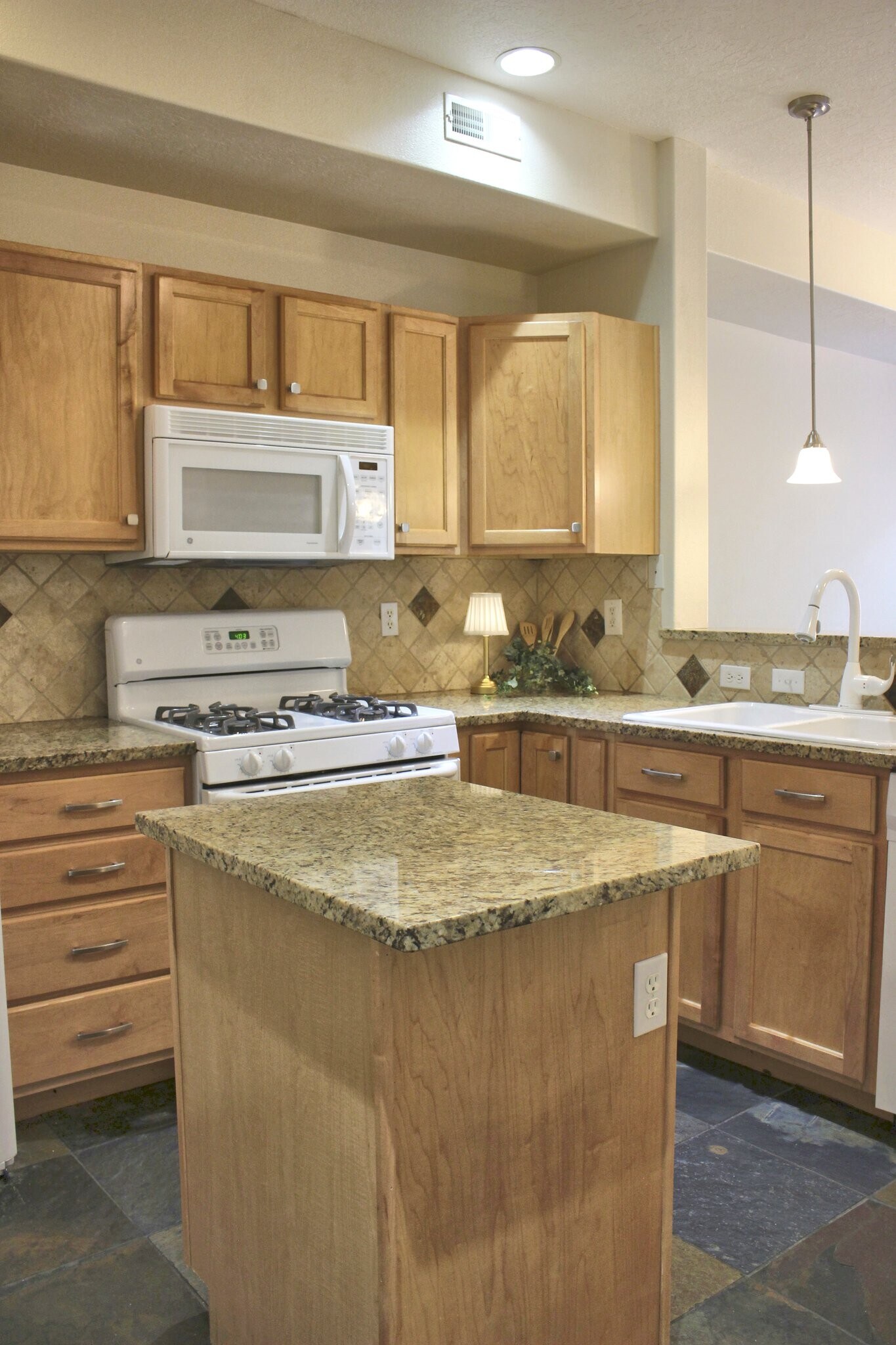 Building Photo - 1145 Canyon Meadow Dr