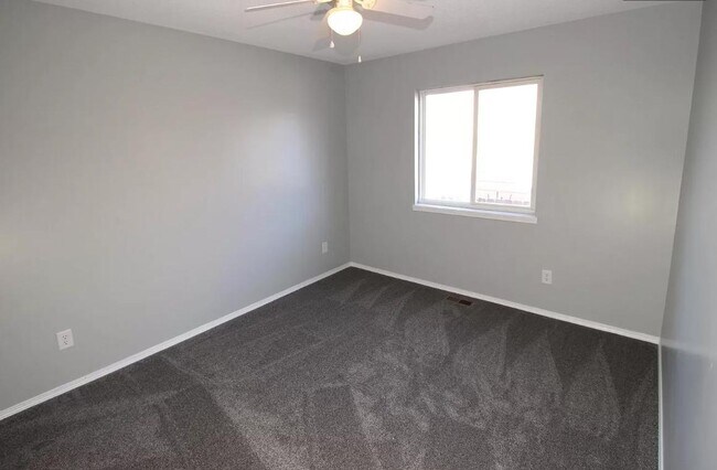 Building Photo - 1119 E Rushwood Dr