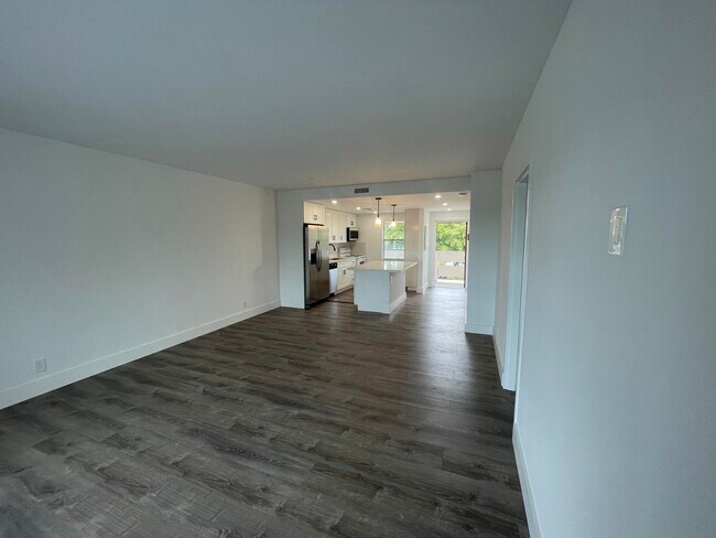 Building Photo - 1005 Country Club Dr