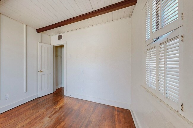 Building Photo - 212 Mesa St SE