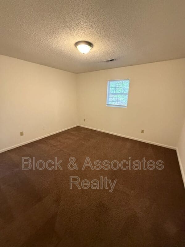 Building Photo - 714 Breeze Hill Rd