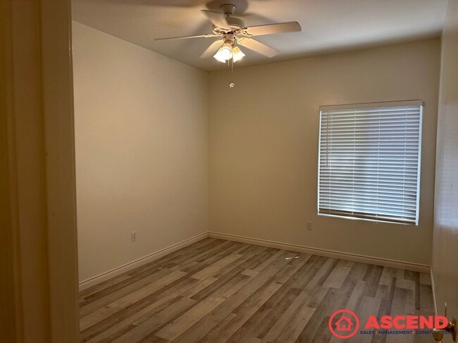 Building Photo - 4 Bedroom Home Next To CSUB!