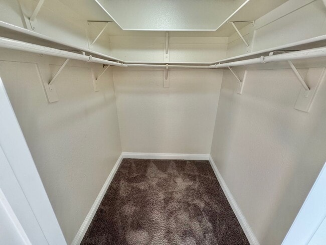 Building Photo - ADORABLE SECOND STORY 2 BEDROOMS 2 FULL BA...