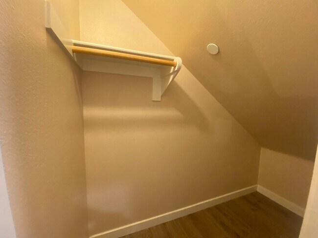 Building Photo - 4 Bedroom Town Home in Willow Heights Diam...