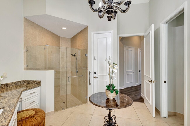 Building Photo - 128 Esperanza Way