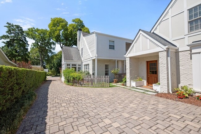 Building Photo - Luxury unfurnished 4BR/4.5BA Tudor in Belle Meade Links.