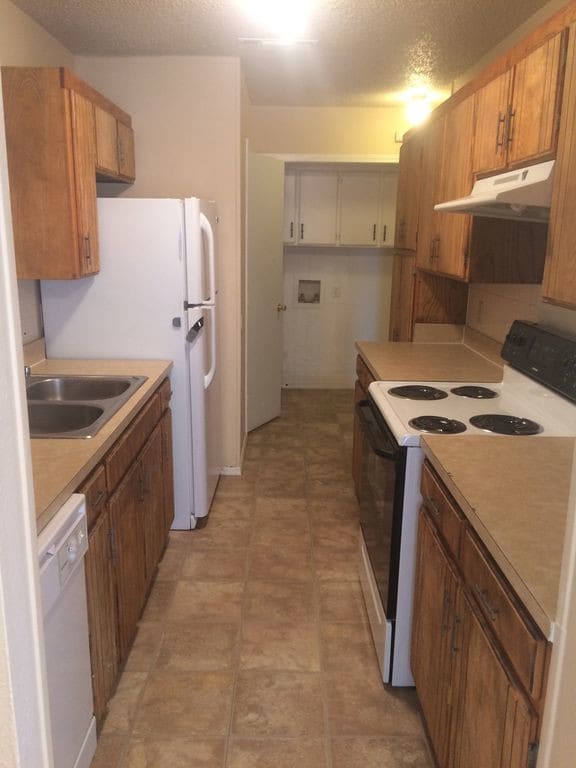 kitchen - 2003 Hardy St