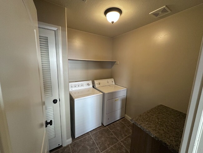 Building Photo - "Charming 3-Bed Townhouse in Cedar City – Spacious 1365 Sq Ft with 2.5 Baths!"