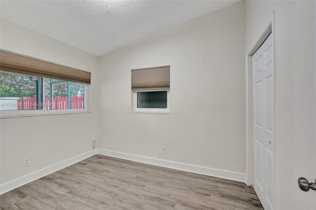 Building Photo - 4928 SW 24th Ave