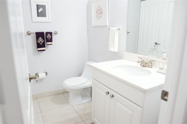 Building Photo - 821 SW 13th Ct