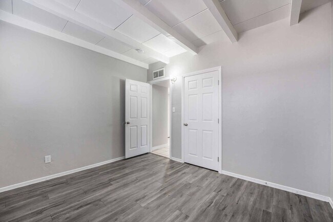 Building Photo - White St 2104-2106