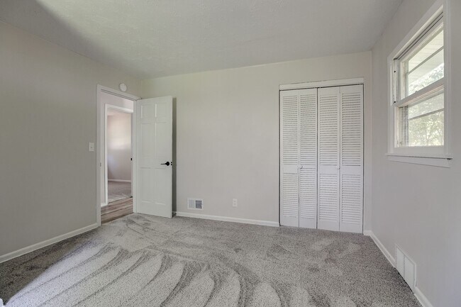 Building Photo - Charming 3-Bedroom Omaha Home with Finishe...
