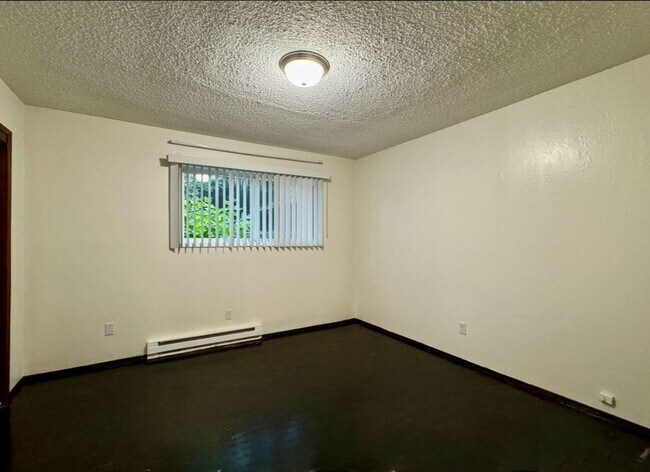 Building Photo - Reed Neighborhood Gem~ Great Natural Light~ Fenced Front Patio~ Onsite Laundry~ Off Street parkin...