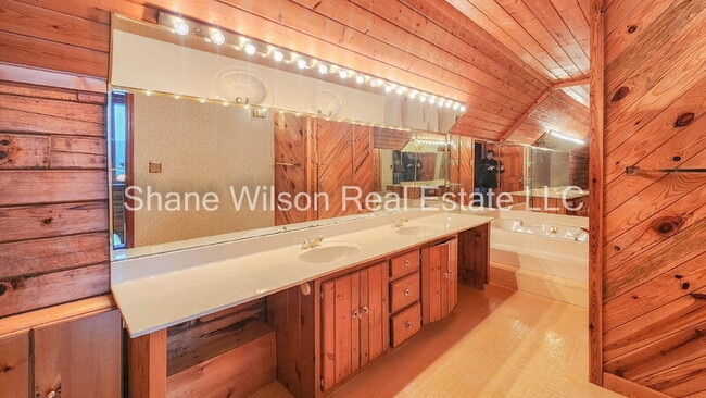 Building Photo - 218 Sugar Hollow Rd