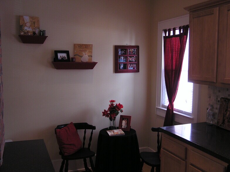 Building Photo - 425 Roosevelt Ave