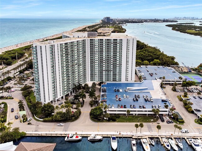 Building Photo - 100 Bayview Dr