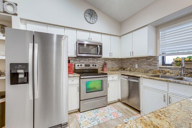Building Photo - 2856 SW Mariposa Cir