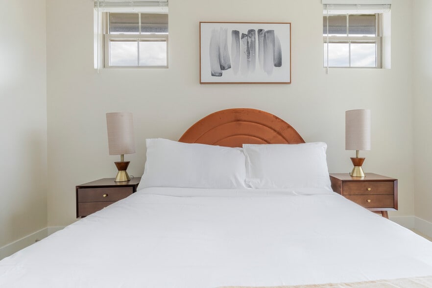 Building Photo - 1501 W Howard Ln