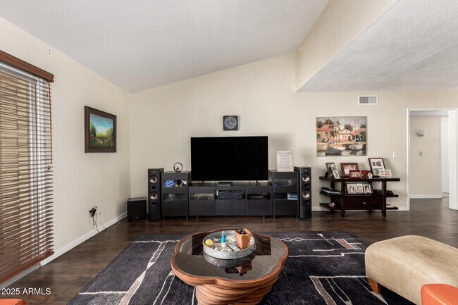 Building Photo - 1012 E Wagon Wheel Dr