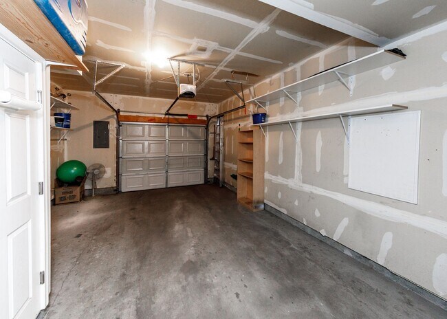 Building Photo - Fully Furnished Downtown 2 Bed, 4 Bath Executive Townhouse