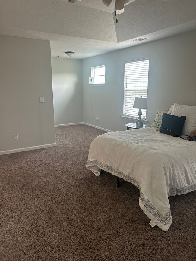 Building Photo - Beautiful Home 4 bedroom 2.5 bath