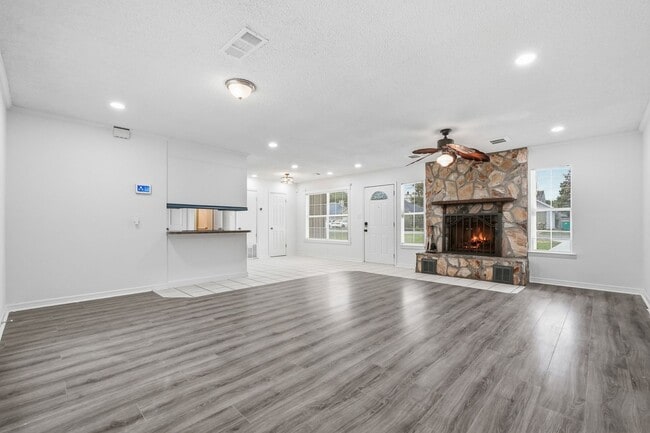 Building Photo - 3BR w/ IDEAL location near Hurlburt Field!!
