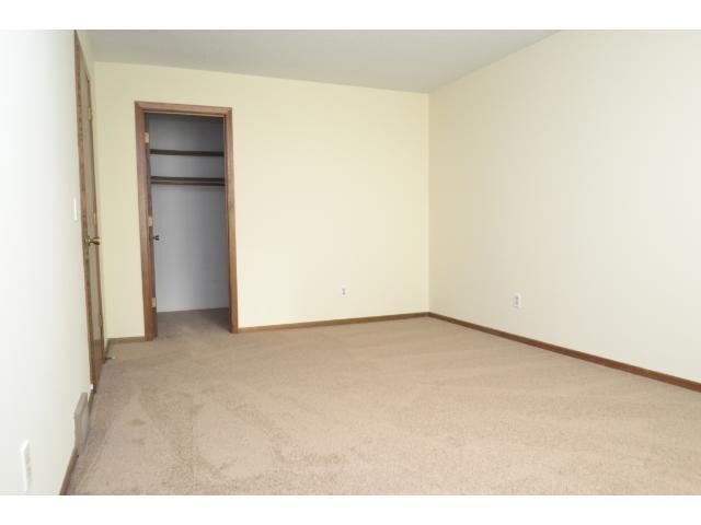 walk in closet - 4201 Bridgewood Terrace