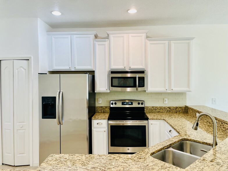 Beautiful kitchen with stainless steel appliances and granite countertops - 2029 Hawks Island Dr