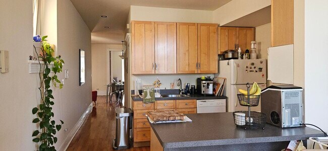 Building Photo - 304 W Evergreen Ave
