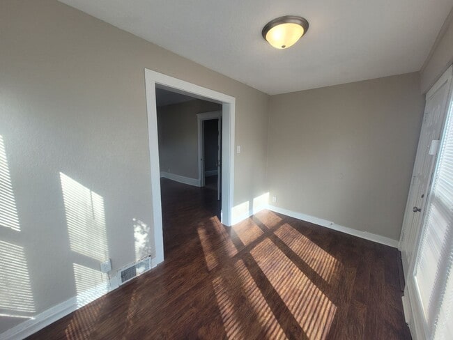 Building Photo - 6 Bedroom Home with large yard, washer/dry...