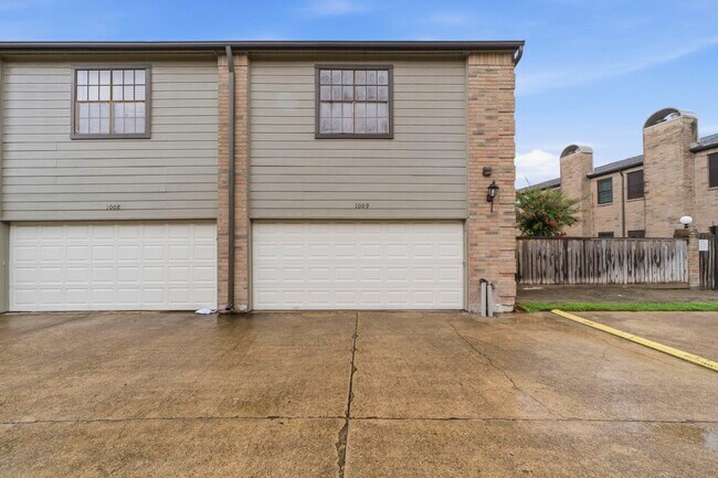 Building Photo - 9850 Pagewood Ln