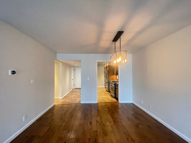 Building Photo - Prime Pasadena Condo