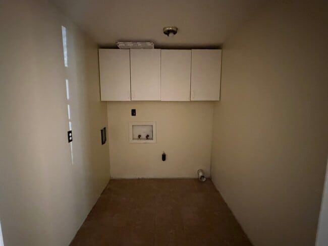 Building Photo - 200 W Teamon Cir