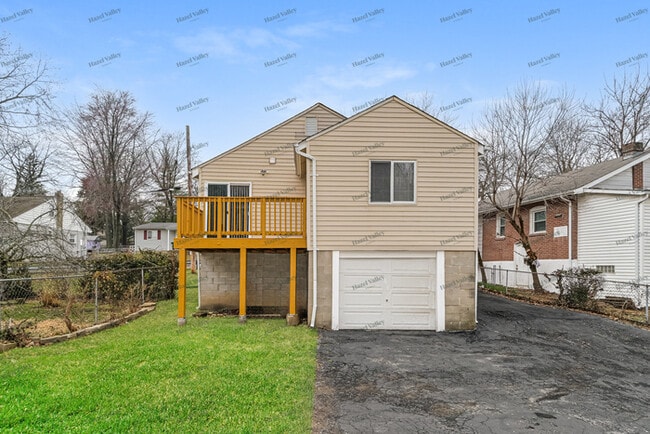 Building Photo - 2528 Leslie Ave