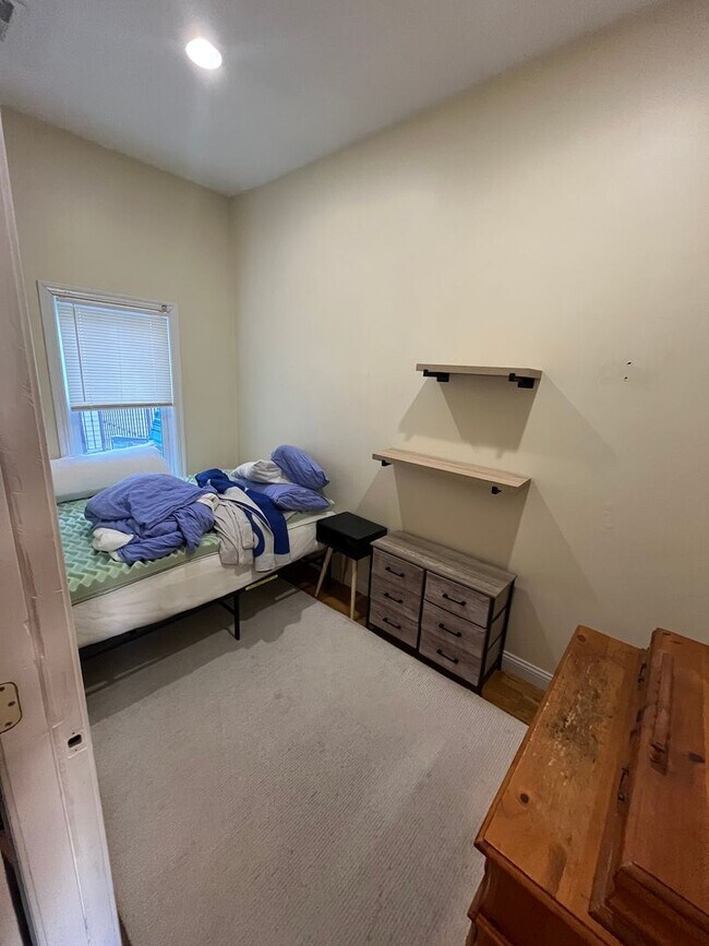 Building Photo - Great 5 bed Close to Northeastern